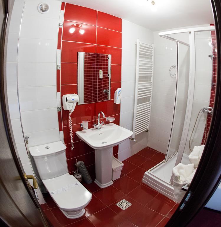 Hotel La Strada Ploieşti Pokoj fotografie