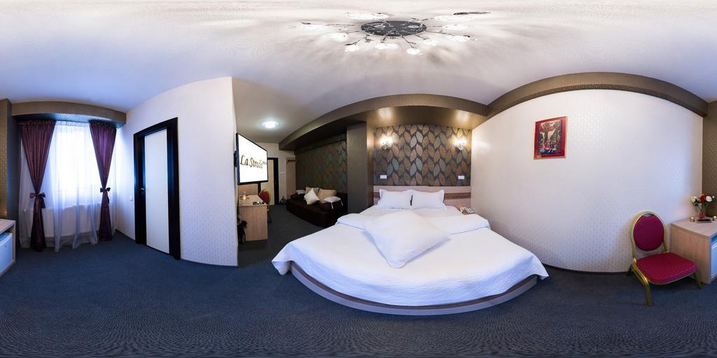 Hotel La Strada Ploieşti Pokoj fotografie