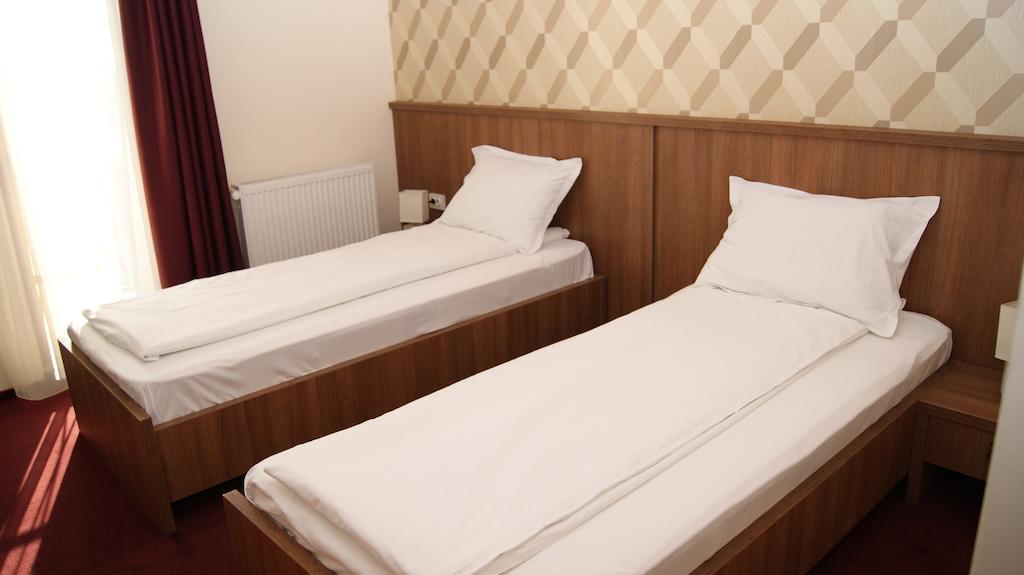 Hotel La Strada Ploieşti Pokoj fotografie