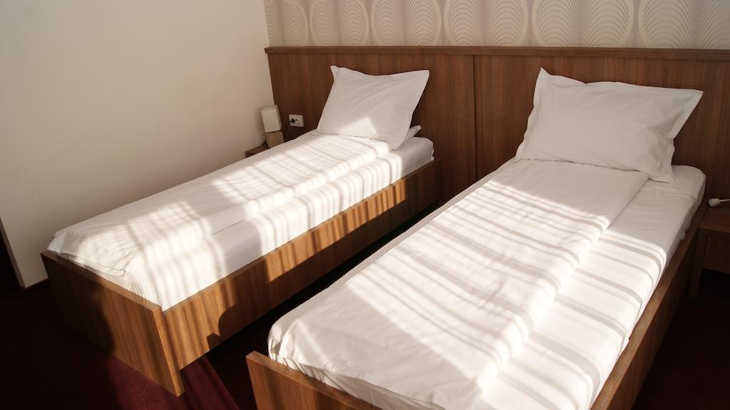 Hotel La Strada Ploieşti Pokoj fotografie