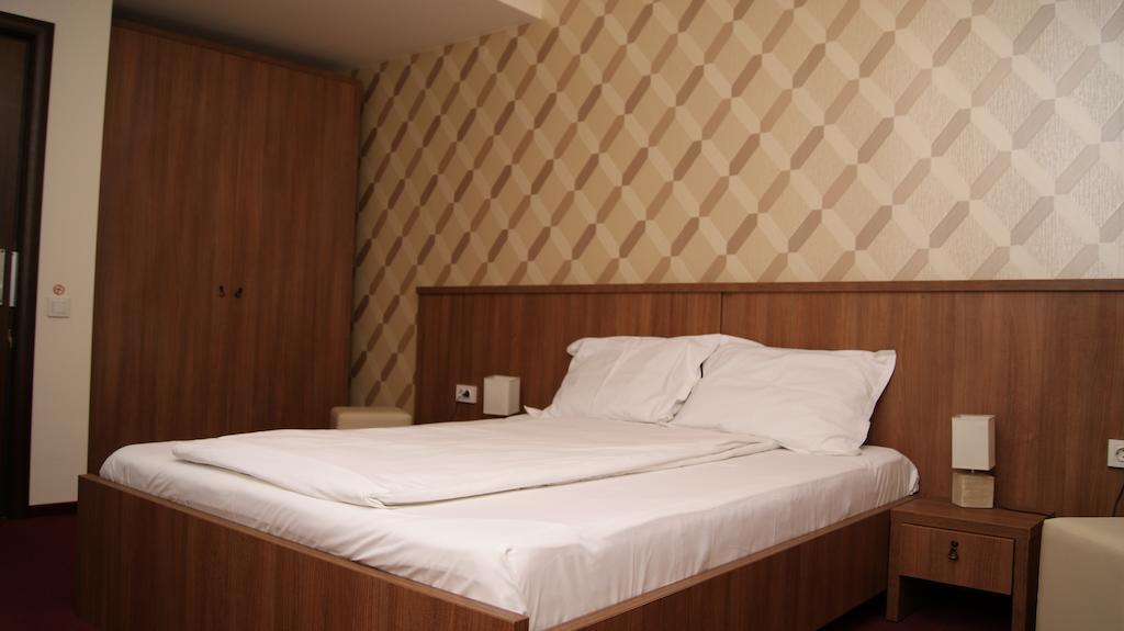Hotel La Strada Ploieşti Pokoj fotografie