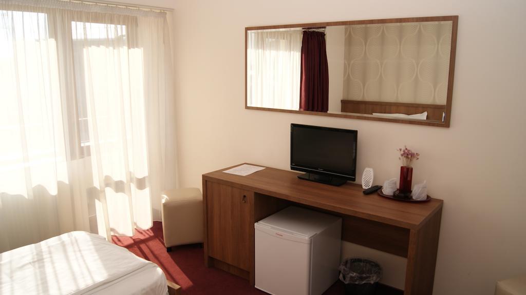Hotel La Strada Ploieşti Pokoj fotografie