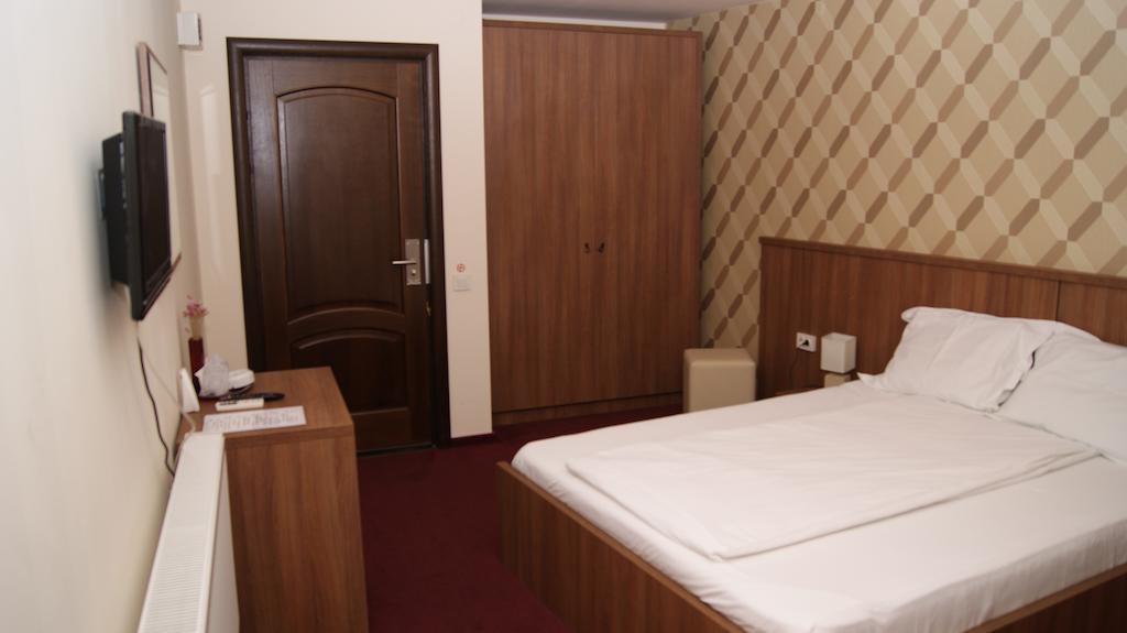 Hotel La Strada Ploieşti Pokoj fotografie